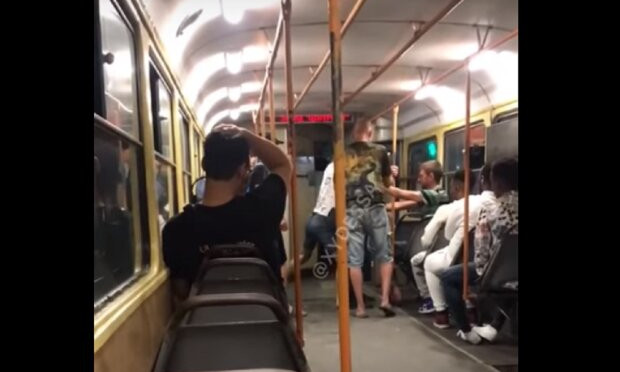 Из одесского трамвая вытолкали пассажира "не в себе" 