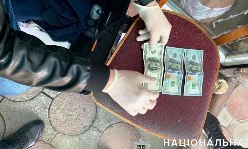 Одесский таможенник погорел на взятке в $300 (ФОТО)