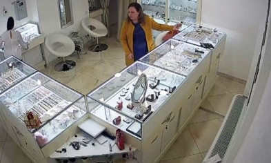 Женщина обокрала ювелирный магазин почти на полмиллиона (видео)