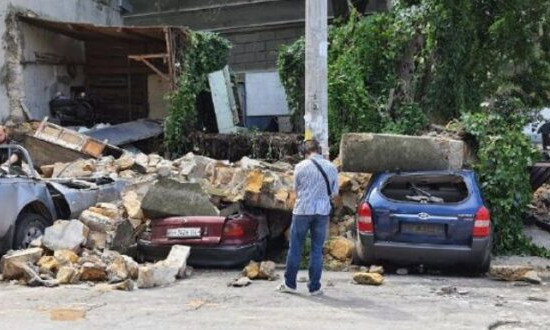 В Одессе рухнуло здание – 4 автомобиля оказались под завалами 