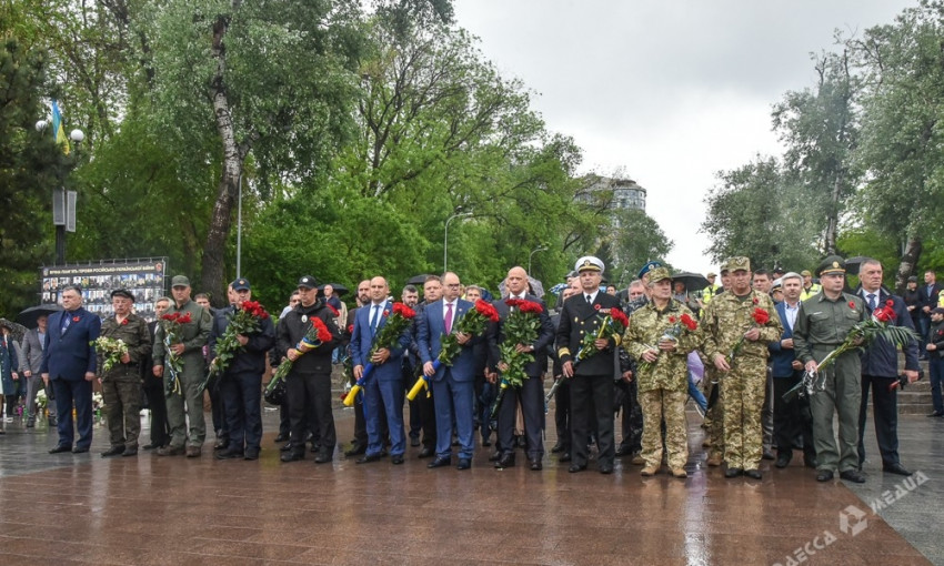 Цветы у огня: в Одессе состоялись мероприятия, приуроченные ко Дню памяти