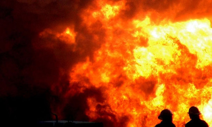Ночью горел жилой дом на улице Капитана Кузнецова, спасатели вынесли из огня трех человек