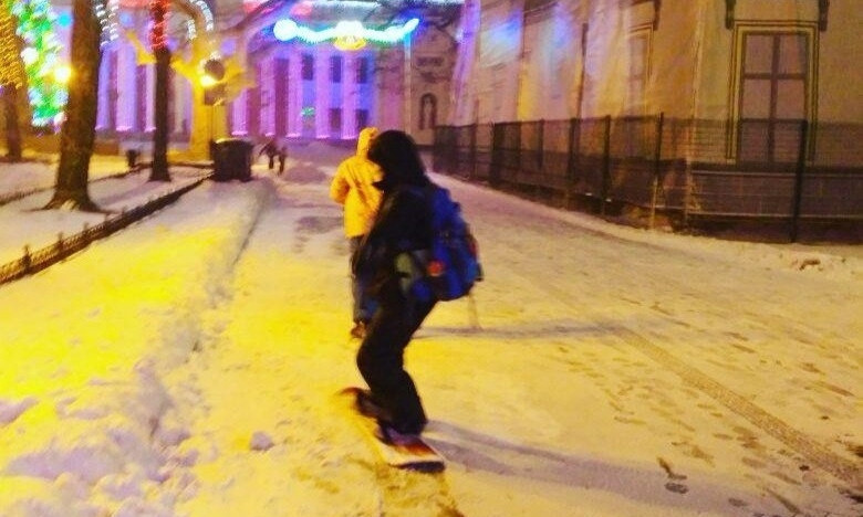 Приморский бульвар в Одессе облюбовали сноубордисты