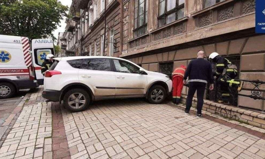 В Одессе водительница при парковке сбила парковщика 