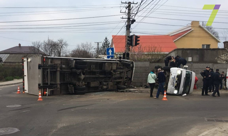 В Малиновском районе Одессы в ДТП попала маршрутка с пассажирами