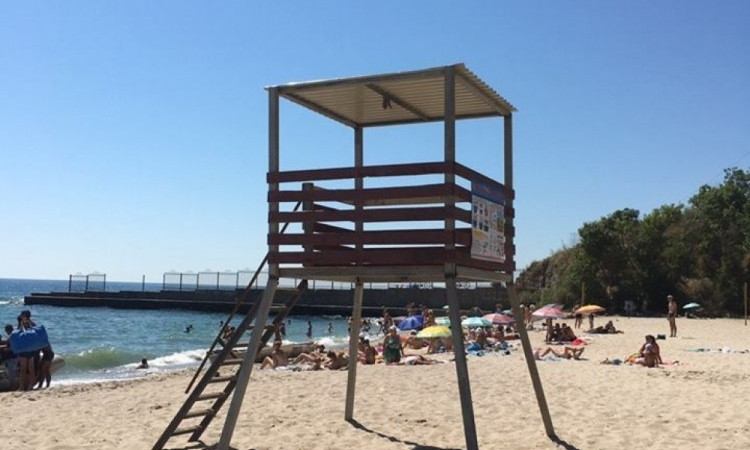 В Черноморске на пляже до сих пор дежурят спасатели 