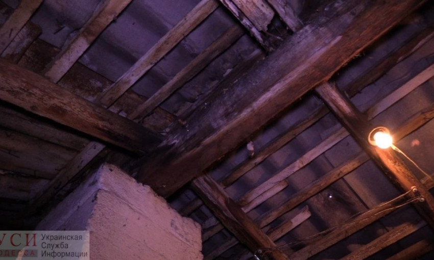 Жильцам дома в центре Одессы уже 4 года обещают починить крышу (ФОТО)