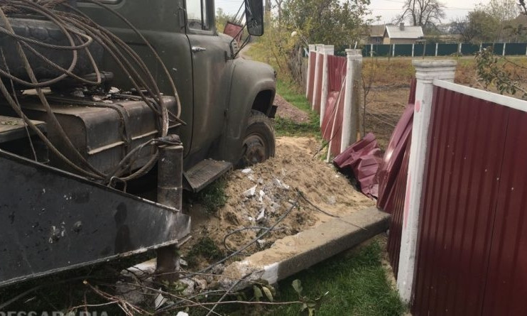 В Одесской области произошло ЧП: автокран повалил электрический столб