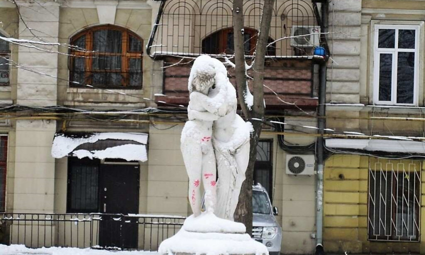 Одесские "ценители" прекрасного изукрасили еще две статуи в Пале-Рояле