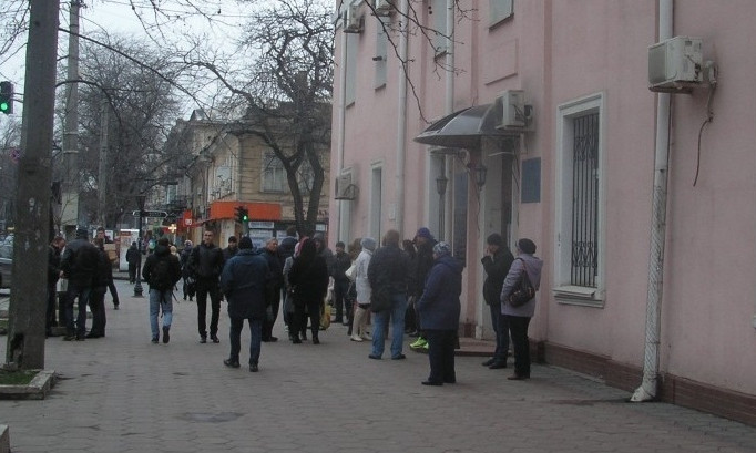 В Одессе произошла резонансная ситуация: сотрудница ОВИРа напала на клиента