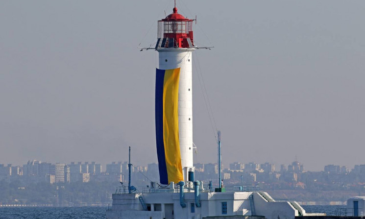 На главный одесский маяк подняли сине-желтый флаг Украины