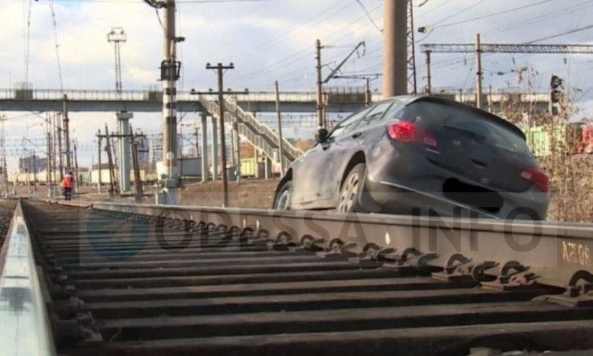 В Одесской области пьяный водитель остановил движение поездов 