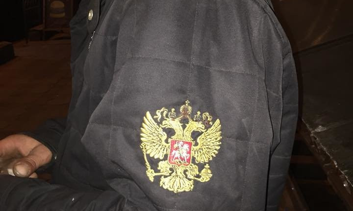 Одесские активисты сняли с любителя России куртку (ФОТО)