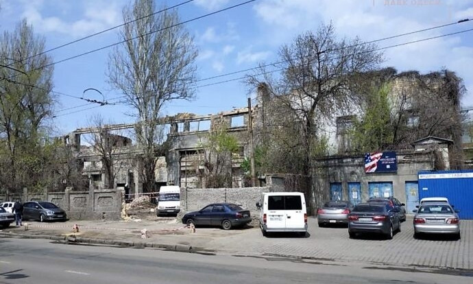В Одессе на Приморской сносят руины Судоремонтного завода