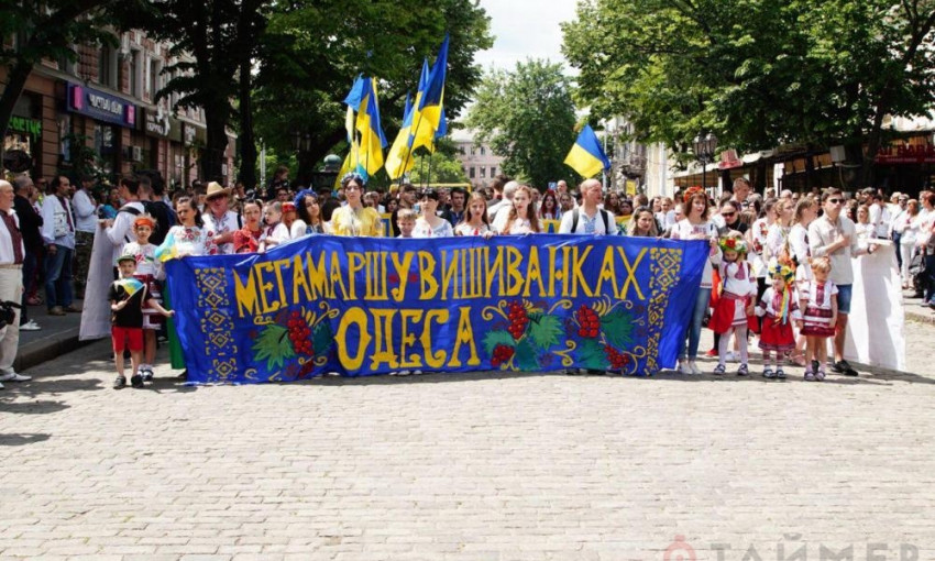 День Европы в Одессе: люди в вышиванках шагают по Дерибасовской