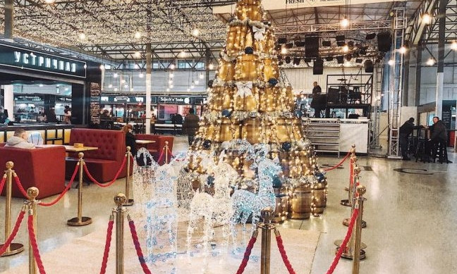 В Одессе в одном из торговых центров установили елку из бочек