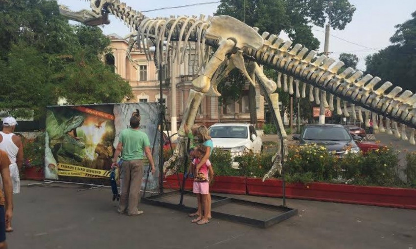 В центре Одессы установили скелет десятиметрового ящера