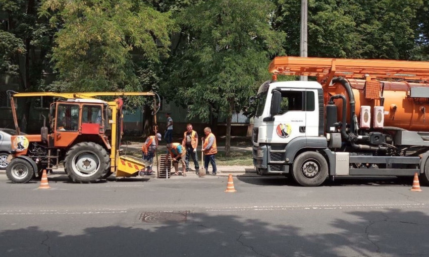 К грозе готовы: в Одессе почистили ливневые лотки и дождеприемники