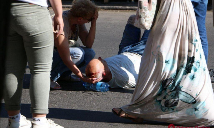 В центре Одессы девушка сбила двух человек (ФОТО)