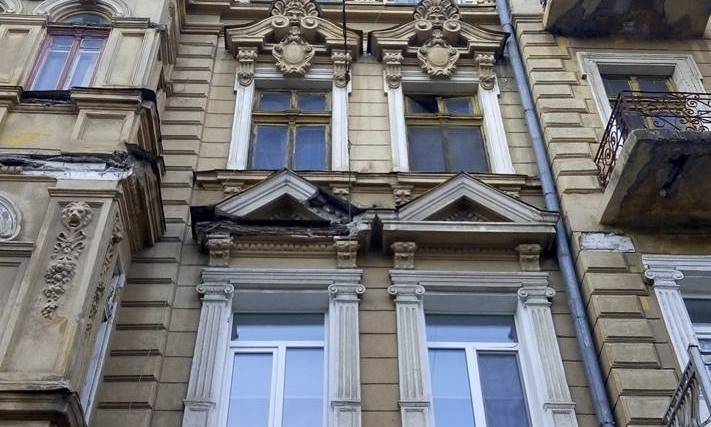 В Одессе от памятника архитектуры отвалились элементы фасада (ФОТО)