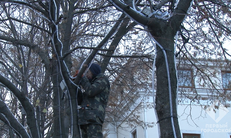 Одесситам готовят сюрприз: Дерибасовскую украшают новой новогодней иллюминацией