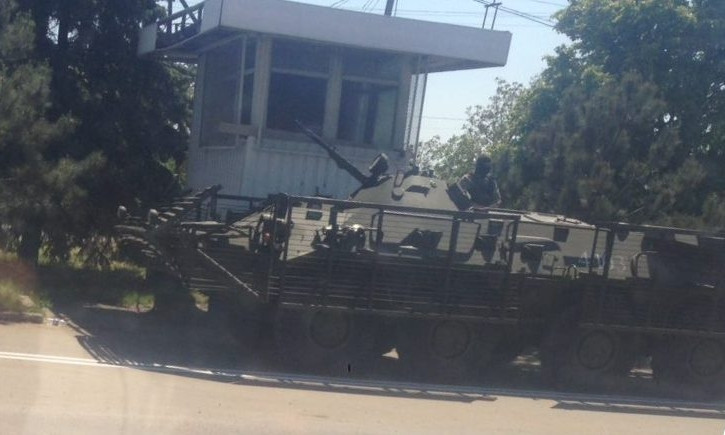 Черноморск наводнила бронетехника и военные, проверяют все машины