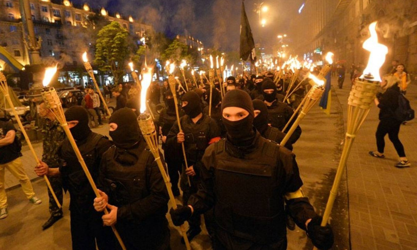 В Одессе прошло факельное шествие в честь годовщины боя под Крутами