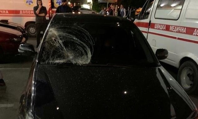 В Одессе автомобиль наехал на троих человек 