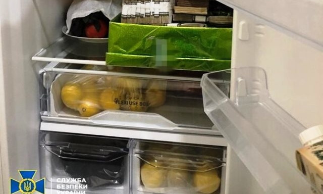 Руководство Одесской ЖД прятало коррупционные деньги в холодильнике над лимонами