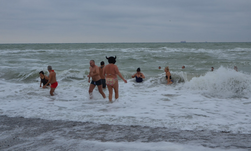 Вчера в Одессе отметили международный День моржа: без фотосессии у полузатонувшего танкера не обошлось