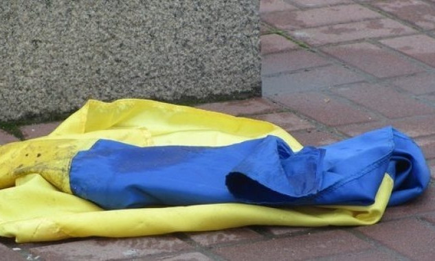 На Одесчине агрессивный человек топтал флаг Украины