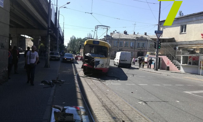 В Одессе из-за ДТП трамваю оторвало часть кабины 