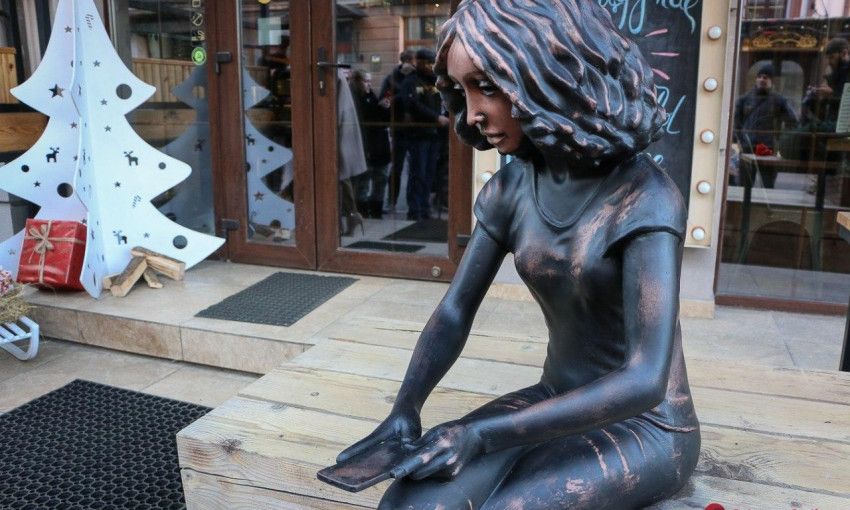 В Одессе торжественно открыли скульптуру девушки с котиком