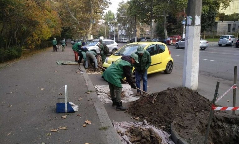 В Одессе коммунальщики просят водителей не бросать автомобили на тротуаре 