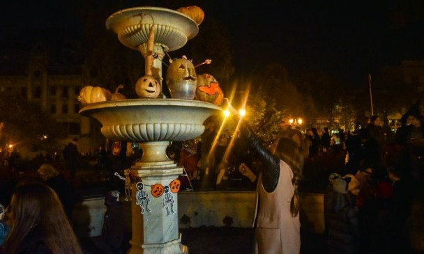 Леденящие душу образы и фаер-шоу: ночью в Одессе отметили Хэллоуин