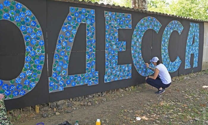 Жуткую серую стену автостоянки фанаты ФК «Черноморец» разукрасили красочным граффити
