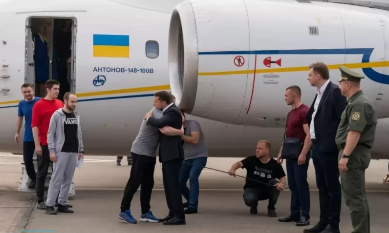 Президент Украины подарит освобождённым морякам квартиры в Одессе