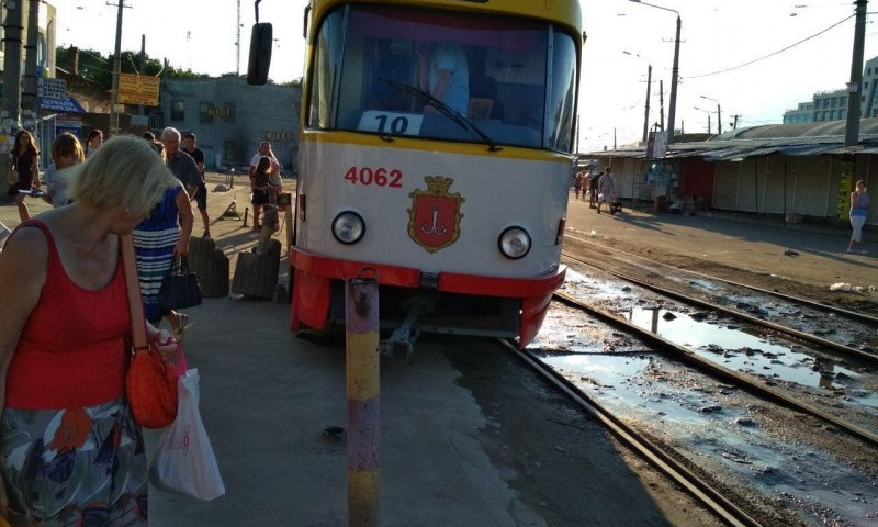 Движение фур у Привоза спровоцировало ДТП с трамваем