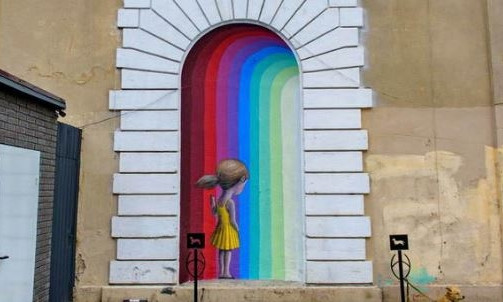 Известный французский художник нарисовал стрит-арт на Соборной площади