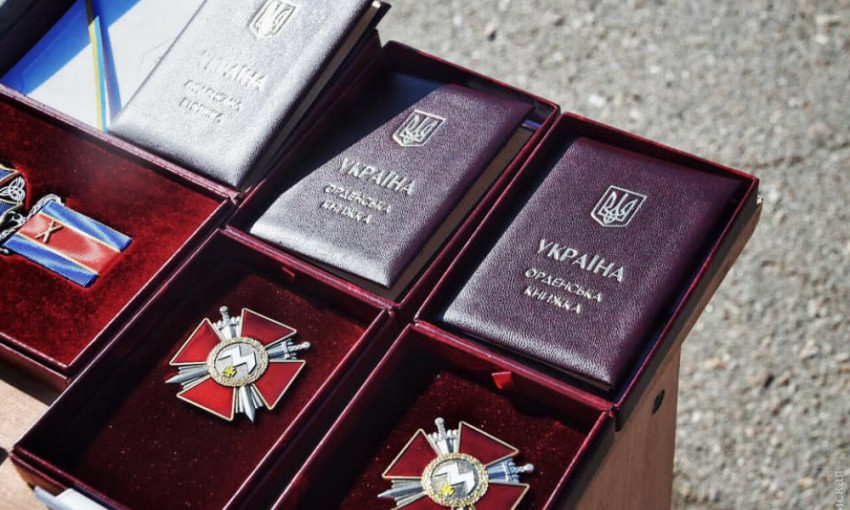 Пятеро военнослужащих одесской мехбригады получили награды за героизм на фронте