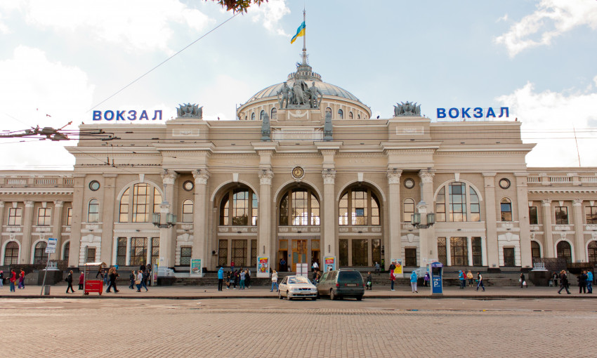 Институт национальной памяти потребовал убрать советскую символику с здания одесского вокзала 