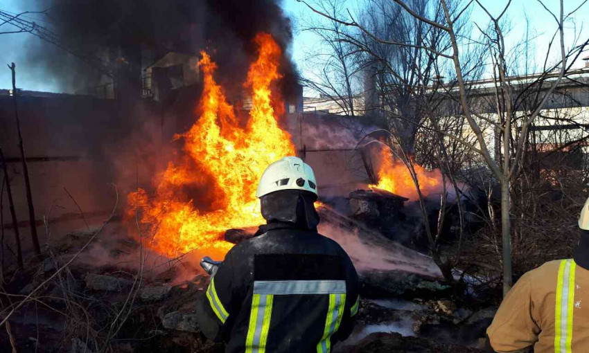 Спасатели погасили огонь на заброшенном заводе