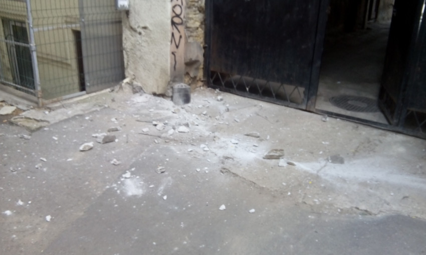 На улице Базарной ранним утром обрушился карниз над входом в дом