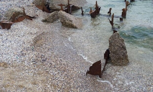 Отдыхальщикам на пляже угрожает ржавый металл 