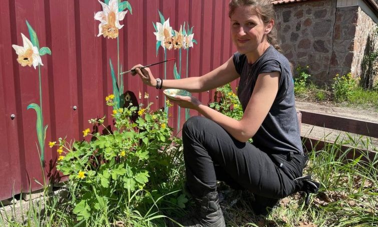 В Буче на местах от пуль и снарядов благодаря волонтерам «расцветают» цветы