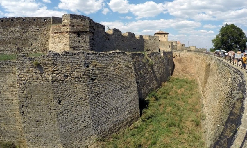 Аккерманская крепость: пенсионер упал с высоты 7 метров — и выжил
