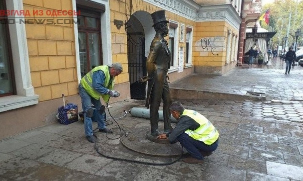 В Одессе укрепили памятник Пушкину 