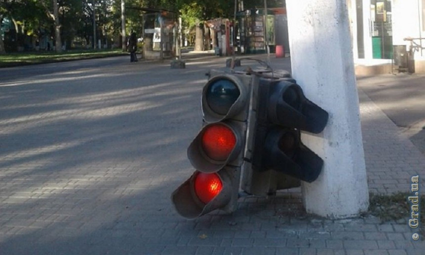 На одной из одесских улиц упал светофор