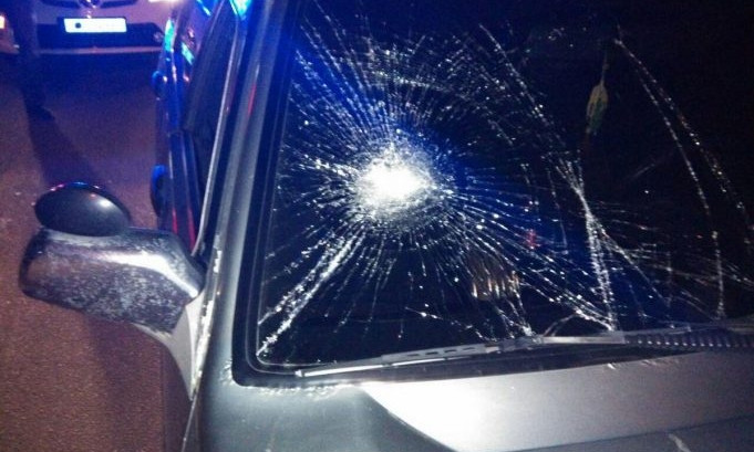 В Одессе мужчина вступился за дедушку и попал под колёса автомобиля