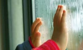 В Измаиле из окна многоэтажки выпала маленькая девочка